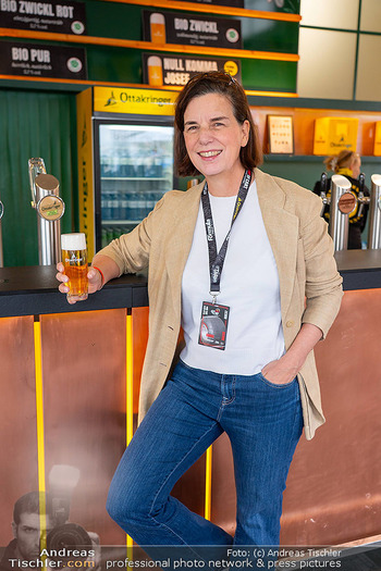 Art of Cart - Ottakringer Brauerei, Wien - Sa 24.05.2025 - Christiane WENCKHEIM (Portrait mit Bier)12