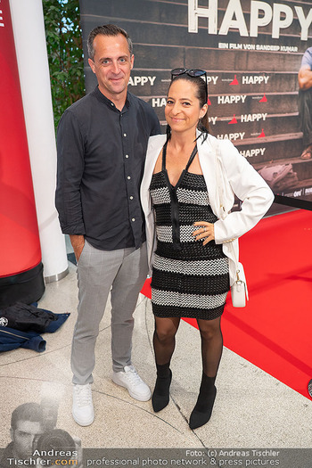 Kinopremire ´Happy´ - Urania Kino, Wien - Di 27.05.2025 - Caroline ATHANASIADIS mit Ehemann Georg2