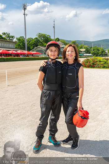 Promi Trabrennen - Trabrennbahn Baden - So 01.06.2025 - Mercedes ECHERER, Julia CENCIG9