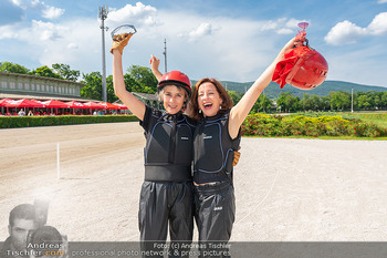 Promi Trabrennen - Trabrennbahn Baden - So 01.06.2025 - Mercedes ECHERER, Julia CENCIG12