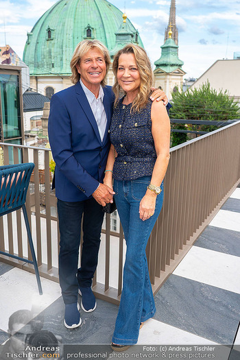 Sun AG Cocktail Empfang - Rosewood Hotel Rooftop Bar - Mo 02.06.2025 - Hansi und Romana HINTERSEER1