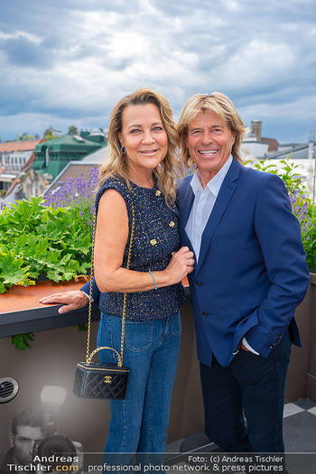 Sun AG Cocktail Empfang - Rosewood Hotel Rooftop Bar - Mo 02.06.2025 - Hansi und Romana HINTERSEER2