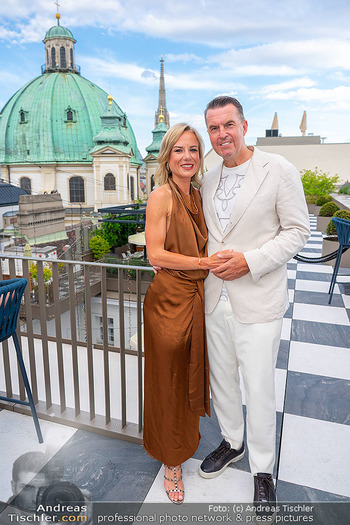 Sun AG Cocktail Empfang - Rosewood Hotel Rooftop Bar - Mo 02.06.2025 - Wolfgang GRABHER mit Ehefrau Meike15