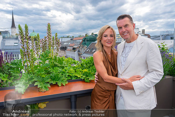 Sun AG Cocktail Empfang - Rosewood Hotel Rooftop Bar - Mo 02.06.2025 - Wolfgang GRABHER mit Ehefrau Meike16