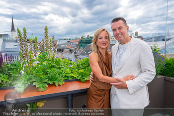 Sun AG Cocktail Empfang - Rosewood Hotel Rooftop Bar - Mo 02.06.2025 - Wolfgang GRABHER mit Ehefrau Meike17
