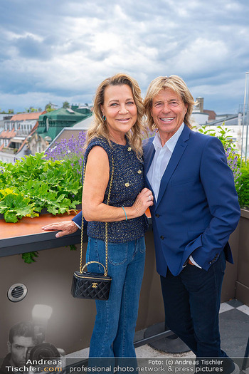 Sun AG Cocktail Empfang - Rosewood Hotel Rooftop Bar - Mo 02.06.2025 - Hansi und Romana HINTERSEER58
