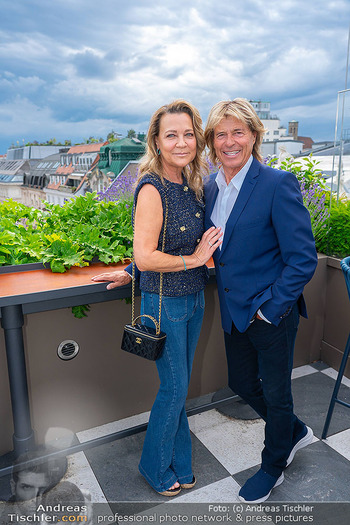 Sun AG Cocktail Empfang - Rosewood Hotel Rooftop Bar - Mo 02.06.2025 - Hansi und Romana HINTERSEER60