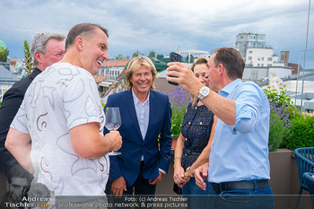 Sun AG Cocktail Empfang - Rosewood Hotel Rooftop Bar - Mo 02.06.2025 - Hansi und Romana HINTERSEER, Markus PROCK, Wolfgang GRABHER70