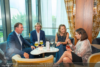 Sun AG Cocktail Empfang - Rosewood Hotel Rooftop Bar - Mo 02.06.2025 - Hansi und Romana HINTERSEER140
