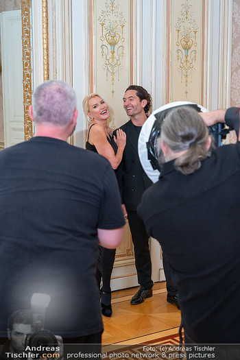Heather Mills Fotoshooting - Hotel Palais Almanac, Wien - Mi 04.06.2025 - Heather MILLS mit Freund Mike DICKMAN6
