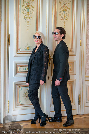 Heather Mills Fotoshooting - Hotel Palais Almanac, Wien - Mi 04.06.2025 - Heather MILLS mit Freund Mike DICKMAN20