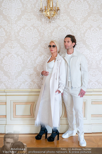 Heather Mills Fotoshooting - Hotel Palais Almanac, Wien - Mi 04.06.2025 - Heather MILLS mit Freund Mike DICKMAN43