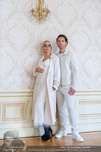 Heather Mills Fotoshooting - Hotel Palais Almanac, Wien - Mi 04.06.2025 - Heather MILLS mit Freund Mike DICKMAN50