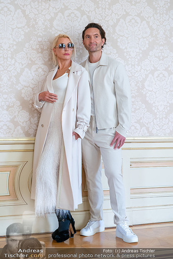 Heather Mills Fotoshooting - Hotel Palais Almanac, Wien - Mi 04.06.2025 - Heather MILLS mit Freund Mike DICKMAN52