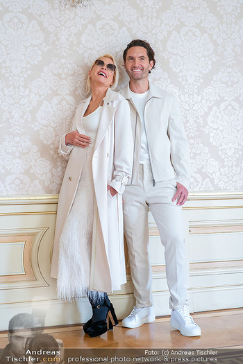 Heather Mills Fotoshooting - Hotel Palais Almanac, Wien - Mi 04.06.2025 - Heather MILLS mit Freund Mike DICKMAN53