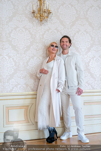 Heather Mills Fotoshooting - Hotel Palais Almanac, Wien - Mi 04.06.2025 - Heather MILLS mit Freund Mike DICKMAN55