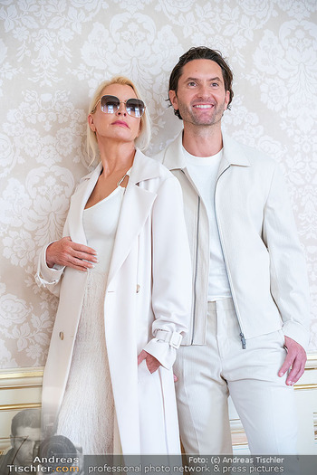 Heather Mills Fotoshooting - Hotel Palais Almanac, Wien - Mi 04.06.2025 - Heather MILLS mit Freund Mike DICKMAN56