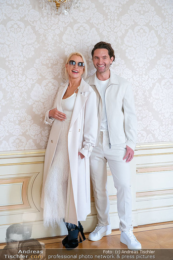 Heather Mills Fotoshooting - Hotel Palais Almanac, Wien - Mi 04.06.2025 - Heather MILLS mit Freund Mike DICKMAN58