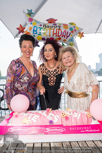 Christina Lugner Geburtstag - Strandcafe Alte Donau, Wien - Di 10.06.2025 - Christina LUGNER, Mutter Martha HAIDINGER, Andrea HÄNDLER10