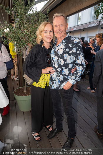 40 Jahresfeier - Cafe Stein, Wien - Do 12.06.2025 - Ossi SCHELLMANN mit Ehefrau Gabriele16