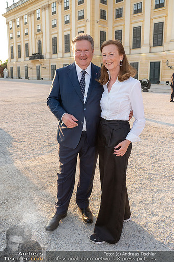 Sommernachtskonzert 2025 - Schloss Schönbrunn, Wien - Fr 13.06.2025 - Michael LUDWIG mit Ehefrau Imrtraud ROSSGATTERER1