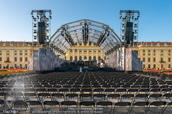 Sommernachtskonzert 2025 - Schloss Schönbrunn, Wien - Fr 13.06.2025 - Kulisse Bühne VIP Sitzplätze leer Schloss Schönbrunn Aufbau3