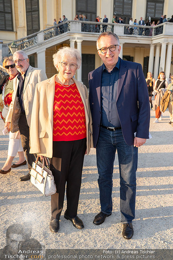 Sommernachtskonzert 2025 - Schloss Schönbrunn, Wien - Fr 13.06.2025 - Peter KLIEN mit Begleitung (Mutter?)13