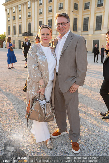 Sommernachtskonzert 2025 - Schloss Schönbrunn, Wien - Fr 13.06.2025 - Fritz DITTLBACHER mit Ehefrau Lou LORENZ-DITTLBACHER40