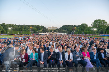 Sommernachtskonzert 2025 - Schloss Schönbrunn, Wien - Fr 13.06.2025 - Kulisse Sommernachtskonzert Publikum, Menschenmassen, Besucher70