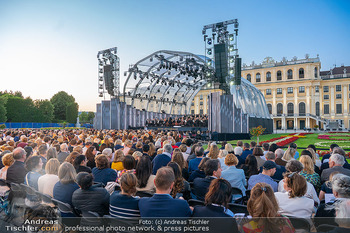 Sommernachtskonzert 2025 - Schloss Schönbrunn, Wien - Fr 13.06.2025 - Kulisse Sommernachtskonzert Publikum, Menschenmassen, Besucher72