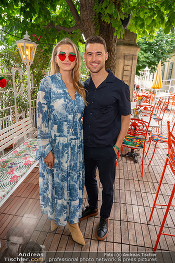 Schanigarten Opening - Schönbrunner Stöckl, Wien - Mo 16.06.2025 - Alexander HÖFLER mit Freundin Violetta15