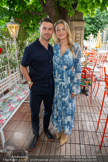 Schanigarten Opening - Schönbrunner Stöckl, Wien - Mo 16.06.2025 - Alexander HÖFLER mit Freundin Violetta17
