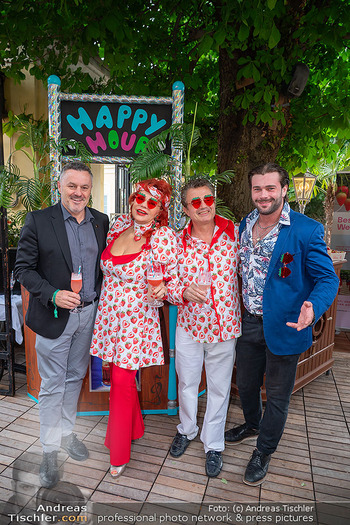 Schanigarten Opening - Schönbrunner Stöckl, Wien - Mo 16.06.2025 - Konstantin SCHENK, Tamara TROJANI mit Sohn Ivan TROJANI, Klaus P19