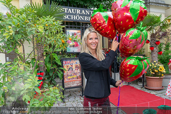 Schanigarten Opening - Schönbrunner Stöckl, Wien - Mo 16.06.2025 - Simone LUGNER mit Luftballons, Erdbeerballons38