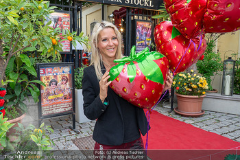 Schanigarten Opening - Schönbrunner Stöckl, Wien - Mo 16.06.2025 - Simone LUGNER mit Luftballons, Erdbeerballons42