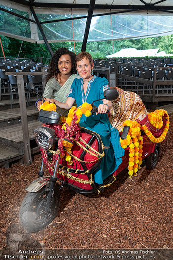 Premiere ´best exotic marigold hotel´ - Rosenburg, NÖ - Do 19.06.2025 - Pranali Sanghmitra BHAGWAT, Nina BLUM8