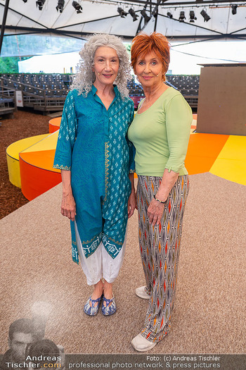 Premiere ´best exotic marigold hotel´ - Rosenburg, NÖ - Do 19.06.2025 - Konstanze BREITEBNER, Bigi FISCHER20