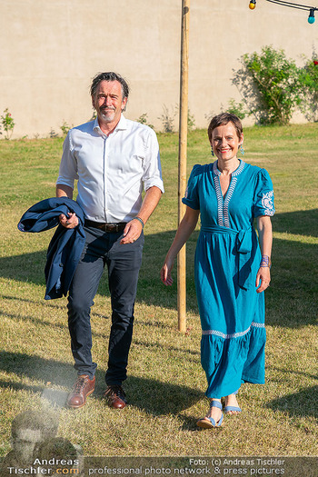 Premiere ´best exotic marigold hotel´ - Rosenburg, NÖ - Do 19.06.2025 - Nina BLUM mit Ehemann Martin27
