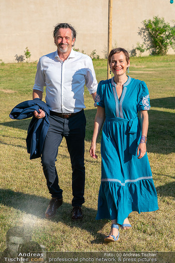 Premiere ´best exotic marigold hotel´ - Rosenburg, NÖ - Do 19.06.2025 - Nina BLUM mit Ehemann Martin29
