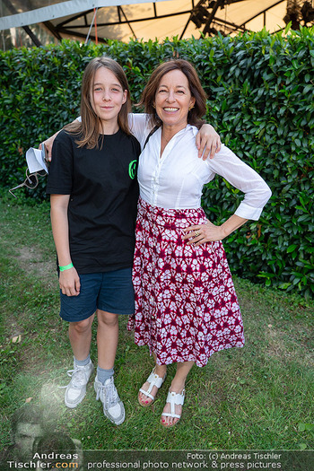 Premiere ´best exotic marigold hotel´ - Rosenburg, NÖ - Do 19.06.2025 - Julia CENCIG mit Tochter Valentina38