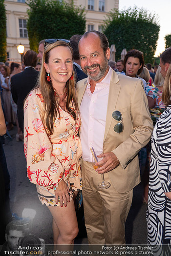 Raiffeisen Sommerfest - Albertina, Wien - Di 24.06.2025 - Maria GROßBAUER GROSSBAUER mit Freund Oliver PINK8