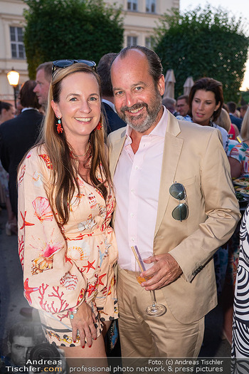 Raiffeisen Sommerfest - Albertina, Wien - Di 24.06.2025 - Maria GROßBAUER GROSSBAUER mit Freund Oliver PINK9