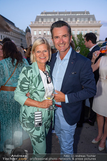 Raiffeisen Sommerfest - Albertina, Wien - Di 24.06.2025 - Klaudia TANNER mit Ehemann Martin10