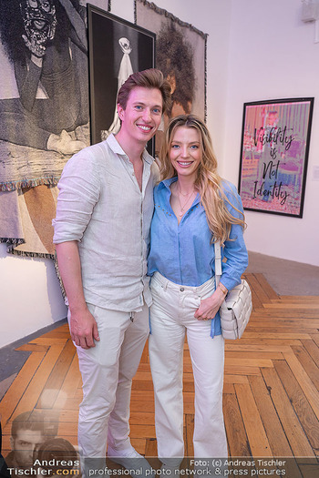 FJ Baur Ausstellungseröffnung - Seilerstätte 7, Wien - Mi 25.06.2025 - Chiara PISATI mit Freun Lukas46