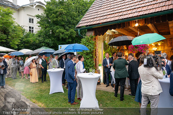 ausg´steckt is´ - Heuriger Breitenecker, Perchtoldsdorf - Do 26.06.2025 - Gäste mit Regenschirmen38