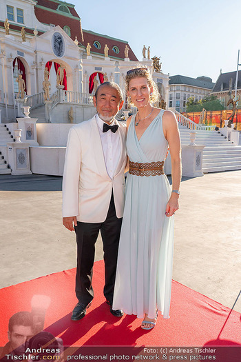 Premiere Wiener Opernsommer - Opernarena am Heumarkt, Wien - Di 01.07.2025 - Joji HATTORI mit Ehefrau Sabine9