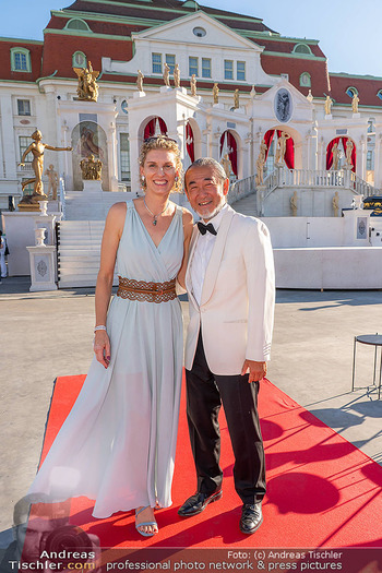 Premiere Wiener Opernsommer - Opernarena am Heumarkt, Wien - Di 01.07.2025 - Joji HATTORI mit Ehefrau Sabine10