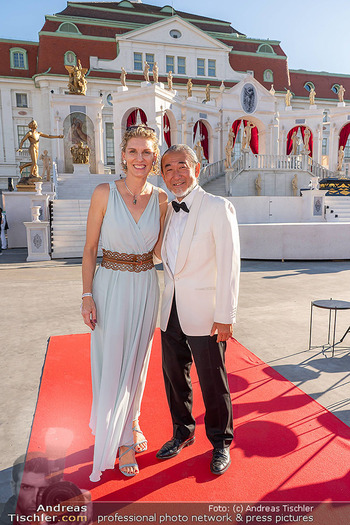 Premiere Wiener Opernsommer - Opernarena am Heumarkt, Wien - Di 01.07.2025 - Joji HATTORI mit Ehefrau Sabine11