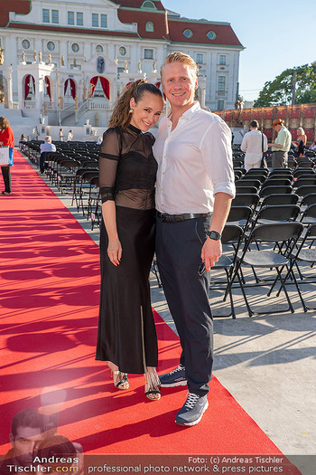Premiere Wiener Opernsommer - Opernarena am Heumarkt, Wien - Di 01.07.2025 - Missy MAY Stephanie WANASEK-STAUFFER mit Ehemann Andreas23
