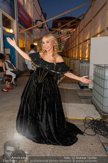 Premiere Wiener Opernsommer - Opernarena am Heumarkt, Wien - Di 01.07.2025 - Cristina PASAROIU backstage in der Pause192